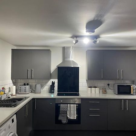 Cedar House - 2 Bed House With Free Parking In Town Centre! By Shortstays4U 金斯林 外观 照片