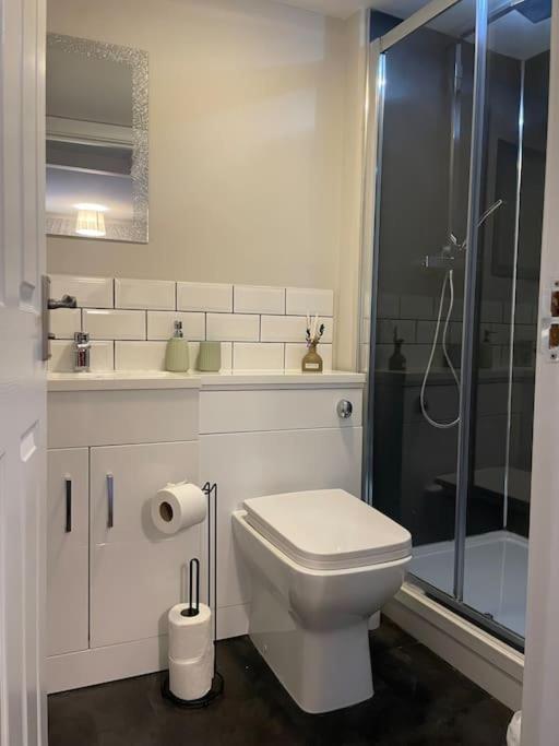 Cedar House - 2 Bed House With Free Parking In Town Centre! By Shortstays4U 金斯林 外观 照片