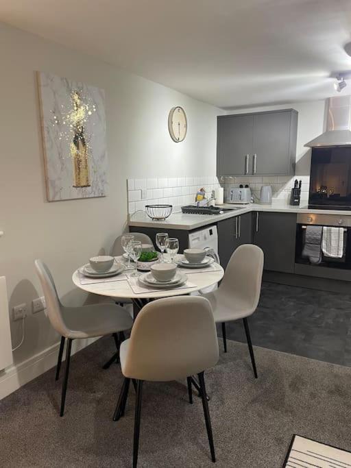 Cedar House - 2 Bed House With Free Parking In Town Centre! By Shortstays4U 金斯林 外观 照片