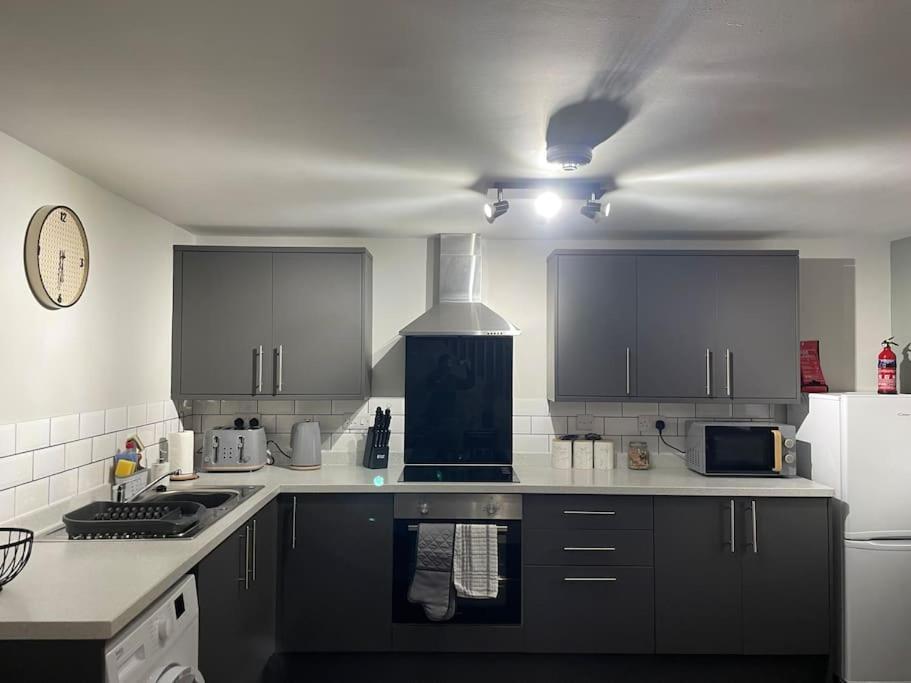 Cedar House - 2 Bed House With Free Parking In Town Centre! By Shortstays4U 金斯林 外观 照片